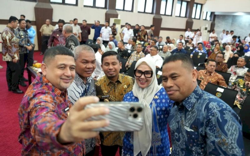 SWA FOTO. Wali Kota Makassar, Munafri Arifuddin, swa foto bersama kepala daerah dan peserta Rapat Koordinasi Pencegahan Korupsi pada Pelayanan Publik Bidang Pertanahan serta Optimalisasi Kerja Sama dengan Pemerintah Daerah Provinsi Sulsel di Kantor Gubernur Sulsel, Rabu (29/4/2026). foto: istimewa
