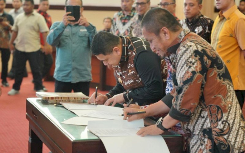 PENANDATANGANAN. Wali Kota Makassar, Munafri Arifuddin, melakukan penandatanganan komitmen bersama pengelolaan sampah dan strategi Komunikasi, Informasi, dan Edukasi (KIE), bersama 24 kabupaten/kota dalam percepatan penanganan sampah di Kantor Gubernur Sulsel, Kamis (23/4/2026). foto: istimewa