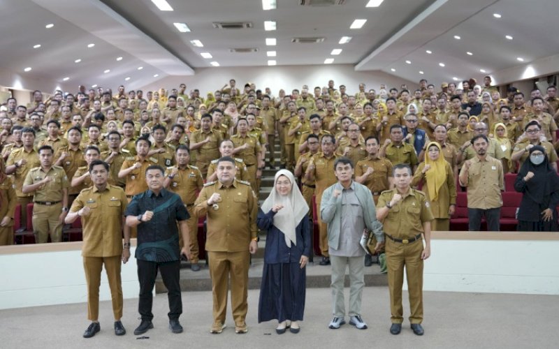 RAKOR. Wali Kota Makassar, Munafri Arifuddin, memimpin rapat koordinasi terkait pengelolaan sampah menjadi energi listrik dan penanganan persampahan yang digelar di Ruang Sipakatau, Kantor Balai Kota Makassar, Senin (6/4/2026). foto: istimewa