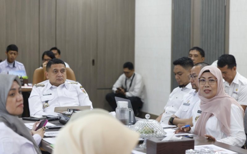 PENATAAN ASET. Wali Kota Makassar, Munafri Arifuddin, memimpin rapat bersama instansi terkait membahas penataan aset daerah di Kantor Balai Kota Makassar, Kamis (9/4/2025). foto: istimewa