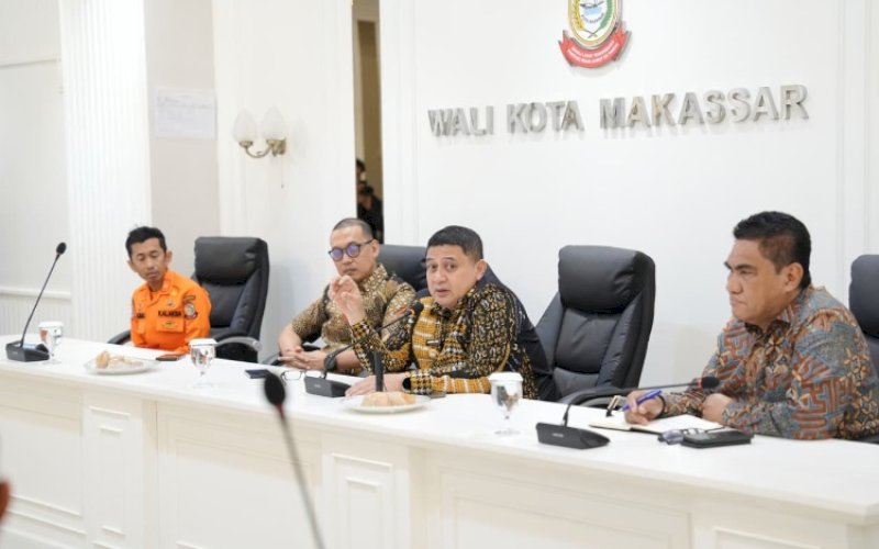 PIMPIN RAPAT. Wali Kota Makassar, Munafri Arifuddin, memimpin Rapat Koordinasi Penanganan Fenomena El Nino di Balai Kota Makassar, Kamis (16/4/2026). foto: istimewa
