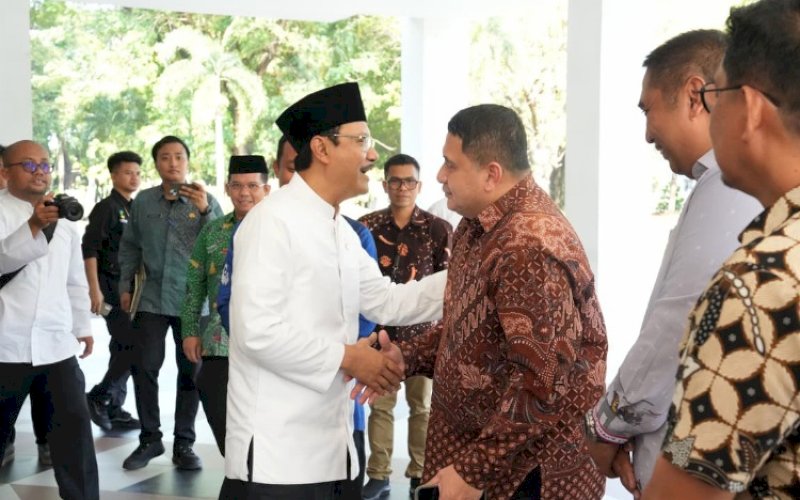 SALAMAN. Wali Kota Makassar Munafri Arifuddin menyalami Menteri Sosial RI di Kantor Gubernur Sulsel, Kota Makassar, Sabtu (18/4/2026). foto: istimewa