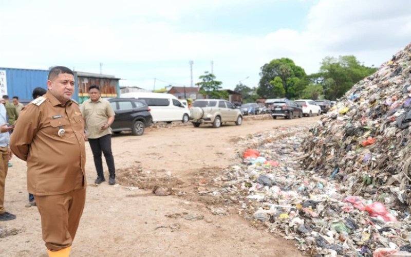PENINJAUAN. Wali Kota Makassar, Munafri Arifuddin, meninjau langsung kawasan Tempat Pembuangan Akhir (TPA) Antang di Kecamatan Manggala untuk memastikan kesiapan lahan dalam percepatan proyek Pengolahan Sampah menjadi Energi Listrik (PSEL), Selasa (7/4/2026). foto: istimewa