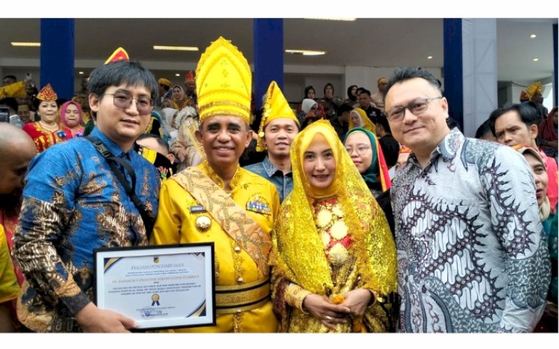 PENGHARGAAN. Gubernur Sulteng Anwar Hafid memberikan langsung penghargaan tersebut dan diterima External Manager Huabao Indonesia Alim Hendra pada seremoni upacara peringatan HUT Sulteng ke-62 di Lapangan Upacara Kantor Gubernur, Jl Sam Ratulangi, Kota Palu, Senin (13/4/2026). foto: istimewa