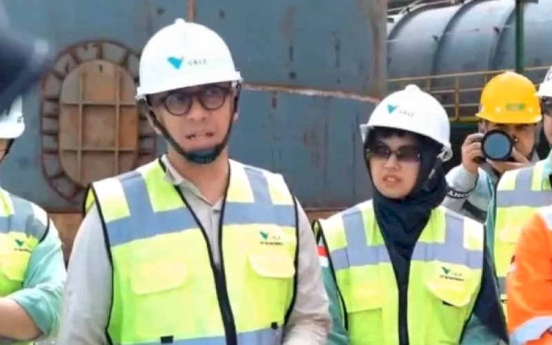 KUNJUNGAN. CEO PT Vale Indonesia Tbk, Bernardus Irmanto, melakukan kunjungan lapangan untuk meninjau langsung progres pembangunan fasilitas High Pressure Acid Leach (HPAL) di Sambalagi, Kabupaten Morowali, Sulawesi Tengah (Sulteng), belum lama ini. foto: istimewa
