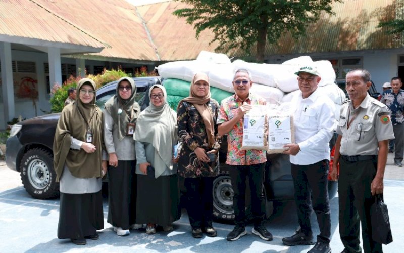 PENYERAHAN. Pj Swasembada Pangan Balai Besar Pengembangan dan Modernisasi Pertanian Kementerian Pertanian Muhammad Thamrin kepada Sekda Kabupaten Bulukumba Muh Ali Saleng di halaman Kantor Dinas Pertanian dan Ketahanan Pangan Bulukumba, Kamis (23/4/2026). foto: istimewa