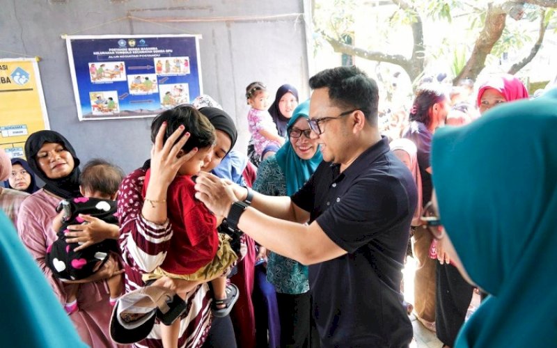 IMUNISASI. Wakil Bupati Gowa, Darmawangsyah Muin, menghadiri Imunisasi Zero Dose di Posyandu Bunga Masamba, Kelurahan Tombolo, Kecamatan Somba Opu, Sabtu (18/4/2026). foto: istimewa