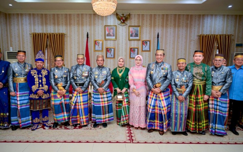 HJB. Wakil Gubernur Sulsel Fatmawati Rusdi mendampingi Gubernur Sulsel Andi Sudirman Sulaiman saat menghadiri peringatan Hari Jadi Bone (HJB) ke-696. foto: istimewa