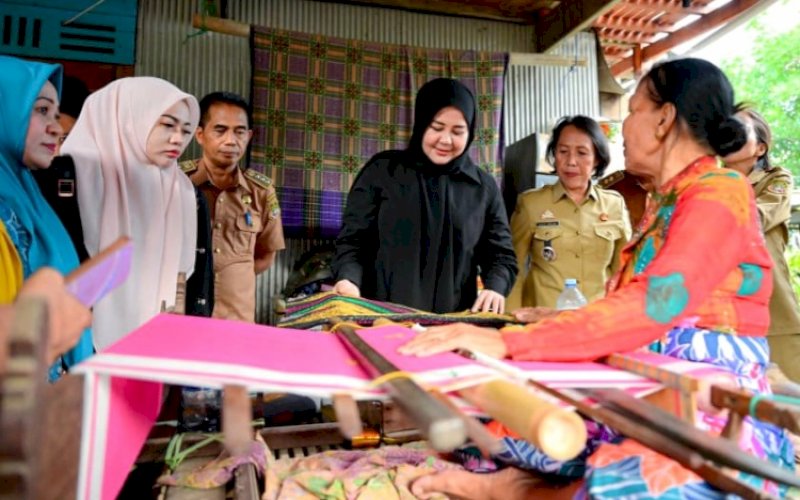 KUNJUNGAN. Wakil Gubernur Sulsel, Fatmawati Rusdi, mengunjungi langsung pengrajin tenun emas di Kecamatan Tellulimpoe, Kabupaten Sidrap, Selasa (7/4/2026). foto: istimewa