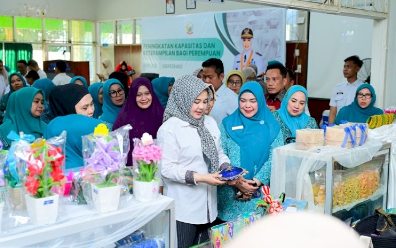 PENINJAUAN. Wakil Gubernur Sulsel, Fatmawati Rusdi, meninjau langsung kegiatan Peningkatan Kapasitas dan Keterampilan bagi Perempuan di Kabupaten Wajo, Rabu (8/4/2026). foto: istimewa
