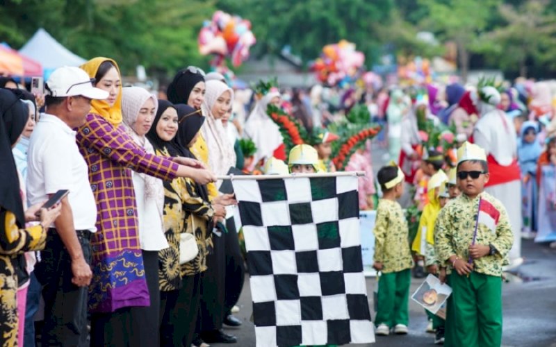 PELEPASAN. Ketua TP PKK Kabupaten Bantaeng yang juga Bunda PAUD Kabupaten Bantaeng, Gunya Paramasukhaputri, melepas ratusan peserta Karnaval PAUD/TK Tingkat Kabupaten Bantaeng di Lapangan Hitam Pantai Seruni Bantaeng, Rabu (29/4/2026). foto: istimewa