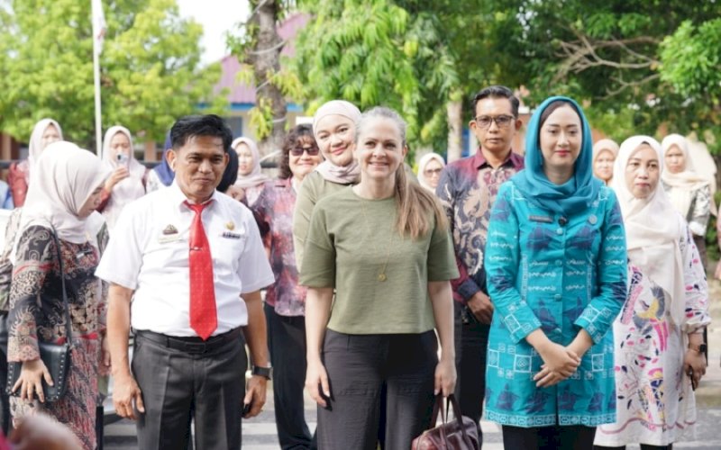 KUNJUNGAN. Ketua TP PKK Kabupaten Bantaeng Gunya Paramasukhaputri bersama guru asal Zurich Schule Buhn AF5, Returnee Swiss Miss Anna Huni melakukan kunjungan ke SD Inpres Pullaweng, Kecamatan Eremerasa, Kabupaten Bantaeng, Kamis (23/4/2026). foto: istimewa