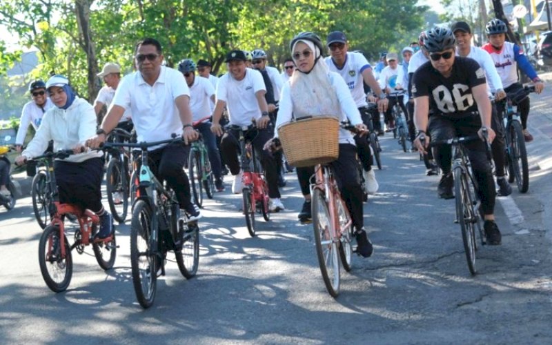 AYO BERSEPEDA. Bupati Gowa, Sitti Husniah Talenrang, bersepeda. Pemkab Gowa terus mendorong pola hidup sehat sekaligus penghematan energi melalui Pencanangan Gerakan 'Ayo Bersepeda' yang dilaksanakan dalam program rutin Rabu Sehat yang dilaksanakan di Lapangan Upacara Kantor Bupati Gowa, Rabu (15/4/2026). foto: istimewa