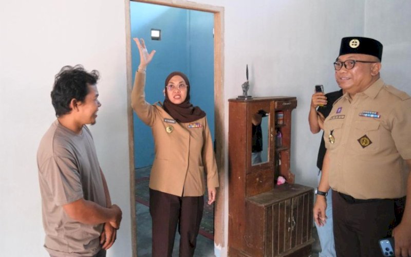 KUNJUNGAN. Bupati Gowa, Sitti Husniah Talenrang, saat mengunjungi lokasi salah satu penerima bantuan bedah rumah di Kelurahan Tombolo, Kecamatan Somba Opu, Gowa, Sabtu (18/4/2026). foto: istimewa