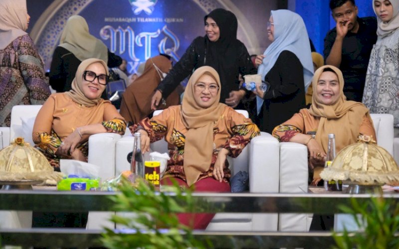 Sitti Husniah Talenrang (tengah). foto: istimewa
