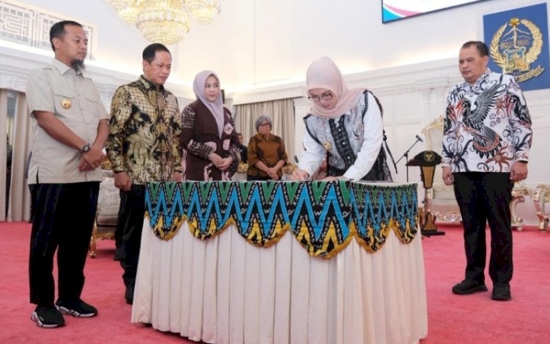 PROYEK PSEL. Bupati Gowa Sitti Husniah Talenrang menandatangani Perjanjian Kerjasama (PKS) penyelenggaraan PSEL atau PLTSa yang dihadiri langsung Menteri Lingkungan Hidup RI Hanif Faisol Nurofiq di Rumah Jabatan Gubernur Sulsel, Sabtu (4/4/2026). foto: istimewa