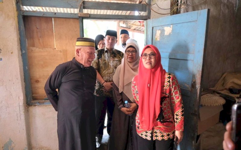 PENINJAUAN. Bupati Gowa, Sitti Husniah Talenrang, meninjau kondisi Syarifuddin, salah satu penerima bantuan bedah rumah hasil kolaborasi Baznas dan DMI di Desa Maccinibaji, Kecamatan Bajeng, Gowa, Kamis (2/4/2026). foto: istimewa