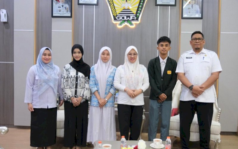 PENERIMAAN. Bupati Gowa, Sitti Husniah Talenrang, secara resmi menerima tiga pelajar penerima beasiswa kerja sama antara Pemkab Gowa dan Yayasan Putera Sampoerna di Ruang Kerja Bupati Gowa, Kantor Bupati Gowa, Rabu (15/4/2026). foto: istimewa
