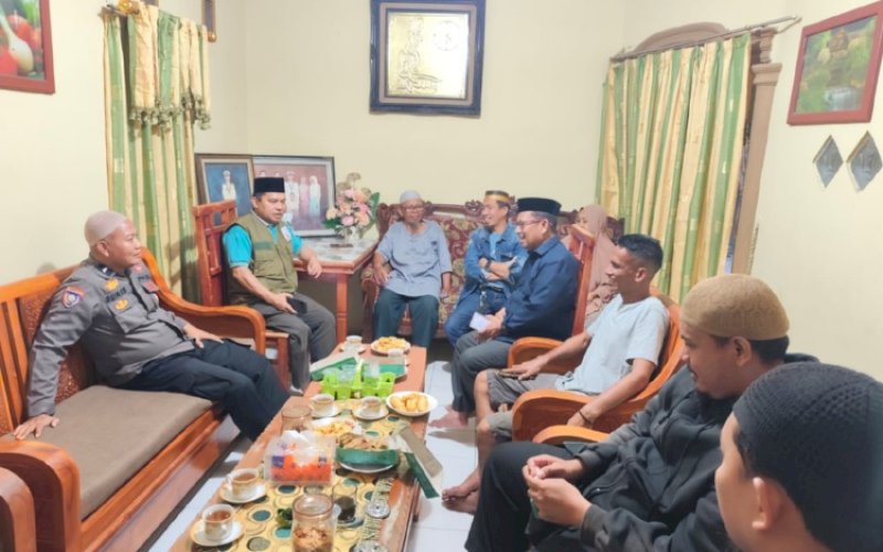 KUNJUNGAN. Kepala Dinas Ketenagakerjaan dan Transmigrasi Provinsi Sulsel, Jayadi Nas, mengunjungi rumah keluarga korban penyanderaan di perairan Somalia di Dusun Moncongloe, Desa Paccellekang, Kecamatan Pattalassang, Kabupaten Gowa, Senin (27/4/2026) malam. foto: istimewa
