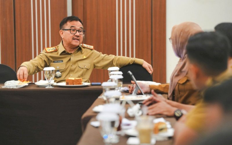 RAPAT. Sekda Provinsi Sulsel, Jufri Rahman, memimpin rapat pembahasan terkait perizinan usaha sektor pariwisata di Hotel Claro Makassar, Senin (30/3/2026). foto: istimewa