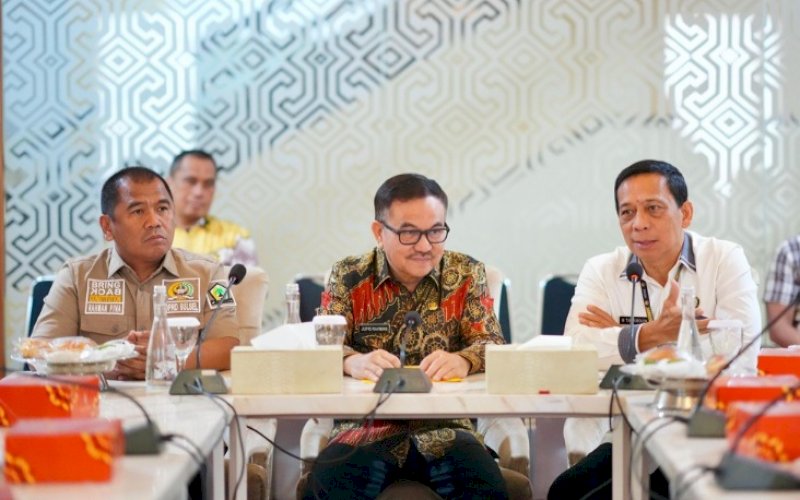 PERTEMUAN. Sekda Provinsi Sulsel Jufri Rahman didampingi Wakil Ketua DPRD Provinsi Sulsel Rahman Pina menerima kunjungan Peserta Didik (Serdik) Sekolah Staf dan Pimpinan Tinggi (Sespimti) Polri Dikreg ke-35 Tahun 2026 di Toraja Room, Kantor Gubernur Sulsel, Selasa (14/4/2026). foto: istimewa