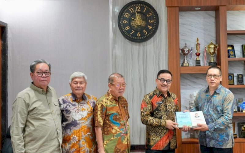 PERTEMUAN. Sekda Provinsi Sulsel, Jufri Rahman, menerima kunjungan rombongan Kedutaan Besar Tiongkok (Cina) untuk Indonesia di Ruang Sekda Sulsel, Selasa (21/4/2026). foto: istimewa