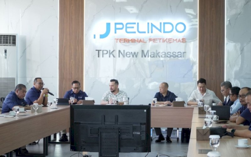 KUNJUNGAN. Tim Abu Dhabi Ports Group bersama Direktur Utama PT Kawasan Industri Makassar (KIMA), Alif Abadi, melakukan kunjungan ke Makassar New Port (MNP), Selasa (21/4/2026). foto: istimewa 