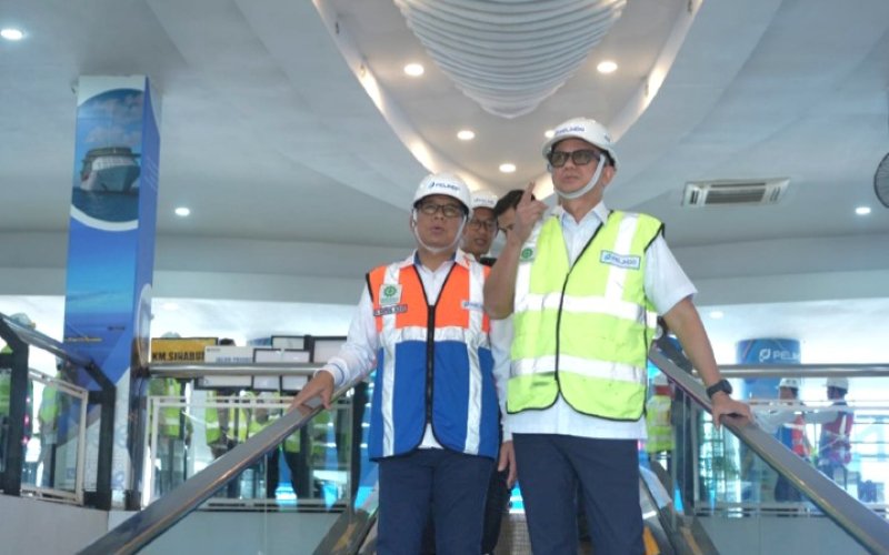 KUNJUNGAN. SEVP Corporate Banking 2 PT Bank Mandiri Tbk Budi Purwanto, bersama SVP Corporate Banking 7 PT Bank Mandiri Tbk Glasnosta Ramadhan, dan RCEO Region 10 PT Bank Mandiri Tbk Nunung Andreas Wisnu P melakukan courtesy visit ke sejumlah fasilitas strategis Pelindo di Makassar, Senin (20/4/2026). foto: istimewa