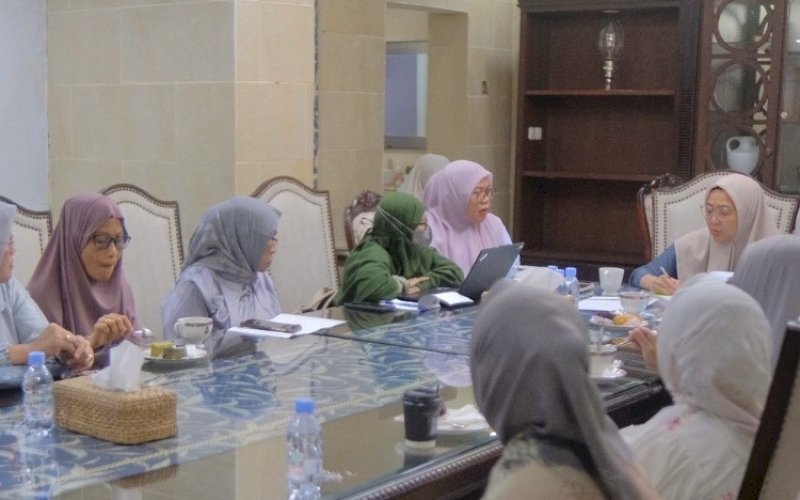 RAPAT. Ketua TP PKK Kota Makassar, Melinda Aksa, memimpin rencana pelaksanaan Rapat Kerja (Raker) TP PKK Kota Makassar bersama jajaran pengurus sebagai upaya memperkuat arah kebijakan dan program kerja organisasi ke depan di Rumah Jabatan Wali Kota Makassar, Jumat (3/4/2026). foto: istimewa