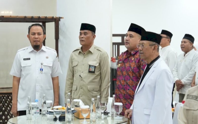 PELEPASAN. Wali Kota Makassar Munafri Arifuddin didampingi Kepala Kantor Kementerian Haji dan Umrah Kota Makassar Muhammad Amrullah Arief pada prosesi pelepasan di Rumah Jabatan Wali Kota Makassar, Baruga Anging Mammiri, Rabu (29/4/2026). foto: istimewa