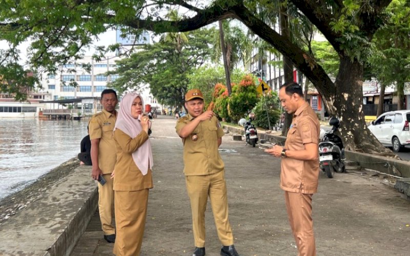 PEMANTAUAN. Camat Ujung Pandang, Nanin Sudiar, memantau kebersihan dan penataan Pantai Losari Makassar, Selasa (7/4/2026). foto: istimewa