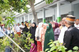 PKK Goes to School di SMA Negeri 1 Soppeng, Salurkan Bibit Tanaman Produktif