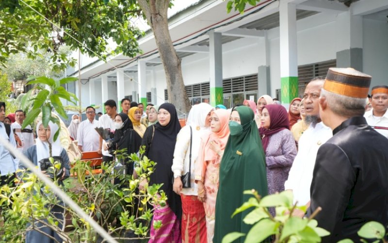 PKK SULSEL. Tim Penggerak PKK Provinsi Sulsel bekerja sama dengan Dinas Tanaman Pangan, Hortikultura, dan Perkebunan Provinsi Sulsel melaksanakan kegiatan 'PKK Goes to School' di SMA Negeri 1 Soppeng, Kabupaten Soppeng, Rabu (8/4/2026). foto: istimewa