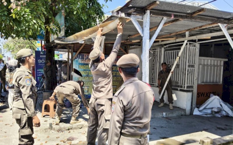 Penataan Kota Berlanjut, 27 Lapak PKL di Tallo Ditertibkan