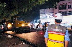 Pengaspalan Jalan Aroepala Dikebut Malam Hari, Pemprov Sulsel Targetkan Keluhan Debu Warga Teratasi