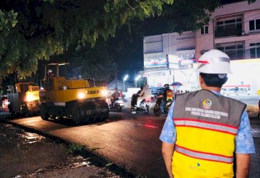 Pengaspalan Jalan Aroepala Dikebut Malam Hari, Pemprov Sulsel Targetkan Keluhan Debu Warga Teratasi