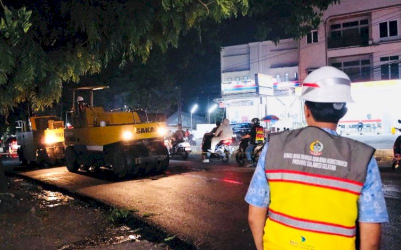 Pengaspalan Jalan Aroepala Dikebut Malam Hari, Pemprov Sulsel Targetkan Keluhan Debu Warga Teratasi