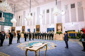 Presiden Prabowo Lantik Hanif Faisol Nurofiq, Mohammad Jumhur Hidayat, dan Hasan Nasbi