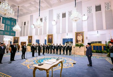 Presiden Prabowo Lantik Hanif Faisol Nurofiq, Mohammad Jumhur Hidayat, dan Hasan Nasbi