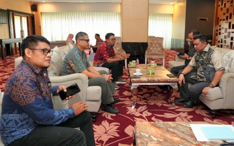 KONSULTASI. Sekretaris Diskominfo-SP Sulsel Sultan Rakib, menerima kunjungan konsultasi Komisi III DPRD Kabupaten Lutim di Baruga Lounge Kantor Gubernur Sulsel, Kamis (2/4/2026). Foto: istimewa