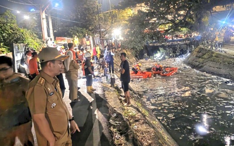 PEMANTAUAN. Camat Panakkukang, Syahril, turun langsung memantau proses pembersihan tumpukan sampah di kanal kawasan Karuwisi&ndash;Pettarani, malam-malam, Senin (13/4/2026). foto: istimewa