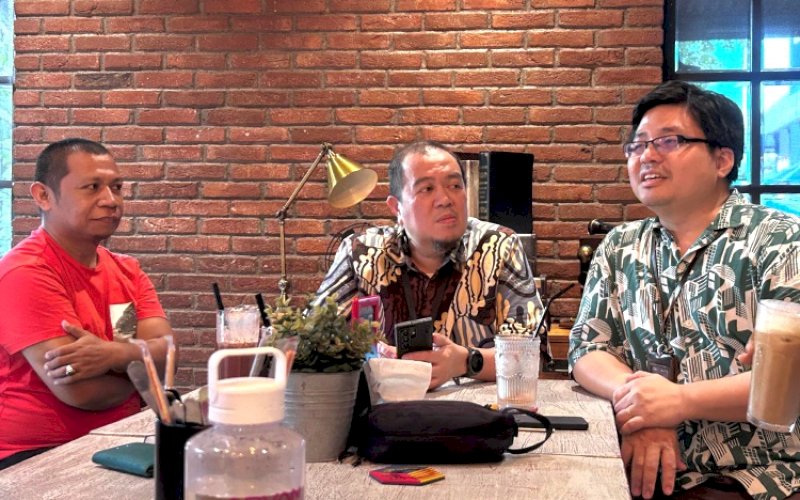 PERKENALAN. Perkenalan Fendy (kanan) sebagai VP Corporate Communications SPJM yang baru kepada media digelar di salah satu cafe di Kota Makassar, Jumat (10/4/2026). Hadir langsung SVP Sekretaris Perusahaan SPJM, Tubagus Patrick Tribudi Utama Iskandar. foto: istimewa