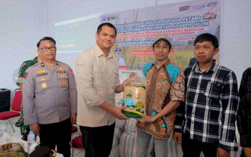 PENYERAHAN. Bupati Bantaeng, M Fathul Fauzy Nurdin, menyerahkan benih padi unggul kepada petani dan uji rasa sembilan varietas adaptif iklim di UPTD Balai Benih Ketahanan Pangan Dinas Pertanian Kabupaten Bantaeng, Desa Biangkeke Kecamatan Pa'jukkukang Kabupaten Bantaeng, Kamis (16/4/2026). foto: istimewa