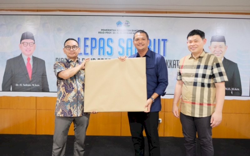 LEPAS SAMBUT. Bupati Bantaeng, M Fathul Fauzy Nurdin, menghadiri Lepas Sambut Direktur RSUD Prof Dr HM Anwar Makkatutu, dari Sultan kepada Yusri Lisangan di Ruang Pola RSUD Prof Dr HM Anwar Makkatutu, Jumat (10/4/2026). foto: istimewa