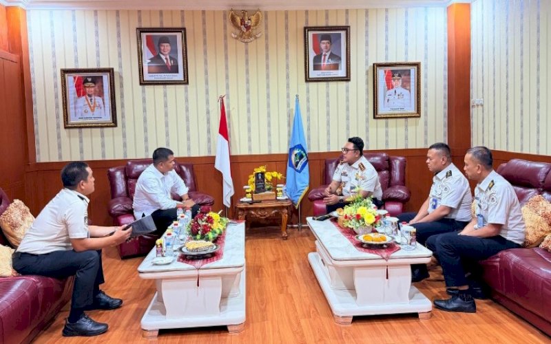 PEETEMUAN. Bupati Bantaeng M Fathul Fauzy Nurdin menerima kunjungan Kepala Kantor Imigrasi Kelas III Non TPI Bantaeng Nur Arifandi Azis bersama rombongan di Ruang Rapat Pimpinan Kantor Bupati Bantaeng, Rabu (23/4/2026). foto: istimewa