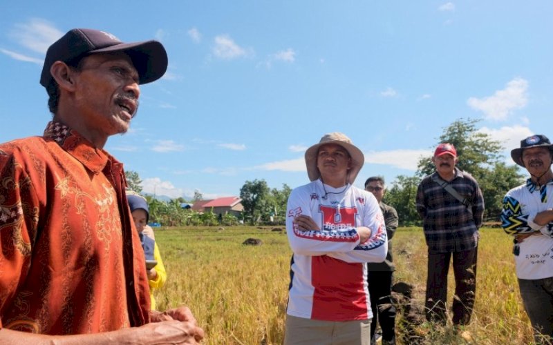 PENINJAUAN. Bupati Bantaeng, M Fathul Fauzy Nurdin, meninjau wilayah pertanian yang terdampak cuaca ekstrem, Sabtu (25/4/2026). foto: istimewa