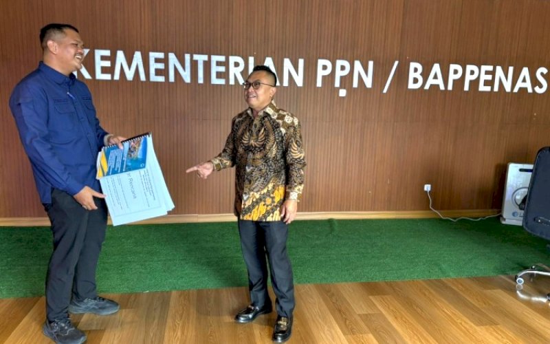 BINCANG SANTAI. Bupati Bantaeng M Fathul Fauzy Nurdin bincang santai bersama Staf Khusus Menteri PPN/Bappenas RI Sukmo Harsono di Kantor Kementerian PPN/Bappenas, Jakarta Pusat, Senin (20/4/2026). foto: istimewa
