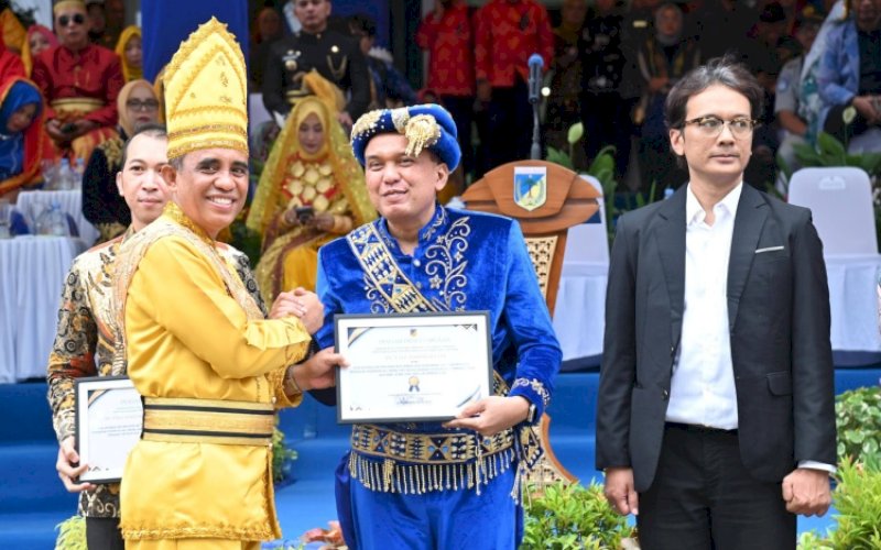 PENGHARGAAN. Gubernur Sulteng, Anwar Hafid, menyerahkan penghargaan kepada PT Vale Indonesia Tbk (PT Vale) dalam upacara peringatan Hari Ulang Tahun Provinsi Sulteng ke-62 di Palu. foto: istimewa