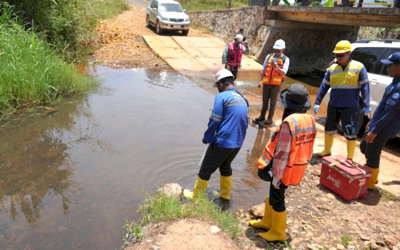 PEMBERSIHAN. PT Vale Indonesia Tbk (PT Vale) terus berupaya merampungkan pembersihan di area terdampak yang telah diselesaikan pada kebocoran pipa minyak di Kecamatan Towuti, Kabupaten Luwu Timur, yang terjadi 23 Agustus 2025 lalu. foto: istimewa