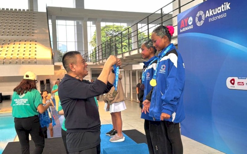 JUARA. Ketua Pengprov Akuatik Indonesia Sulsel, Amirullah Nur Saenong, mengalungkan medali kepada atlet akuatik Sulsel pada Kejurnas Akuatik Indonesia 2026 di Stadion Akuatik Gelora Bung Karno, Senayan, Jakarta, 5-7 Mei 2026. foto: istimewa